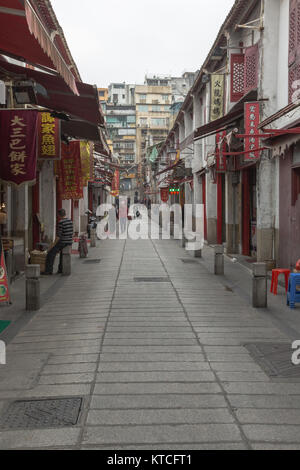 MACAO, CHINE DÉCEMBRE 2012 : personnes à pied dans le centre historique de Macao Banque D'Images