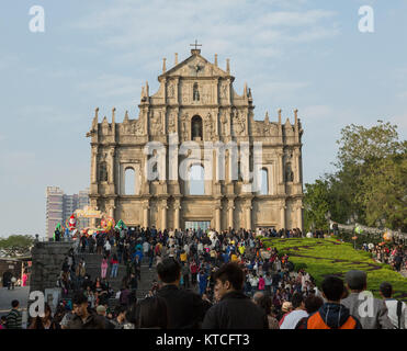 MACAO, CHINE DÉCEMBRE 2012 : Les gens en face de célèbres ruines de St Paul's Church Banque D'Images