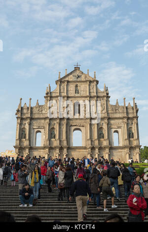 MACAO, CHINE DÉCEMBRE 2012 : Les gens en face de célèbres ruines de St Paul's Church Banque D'Images