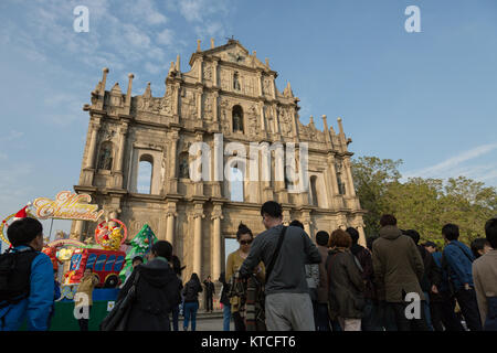 MACAO, CHINE DÉCEMBRE 2012 : Les gens en face de célèbres ruines de St Paul's Church Banque D'Images