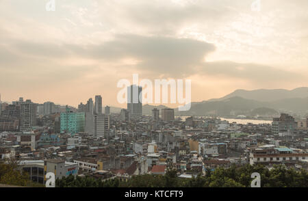 MACAO, CHINE DÉCEMBRE 2012 : vue du coucher de soleil sur la forteresse de Guia à Macao, Chine Banque D'Images