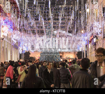 MACAO, CHINE DÉCEMBRE 2012 : au temps de Noël plein de lumières de Noël à Macao, Chine Banque D'Images