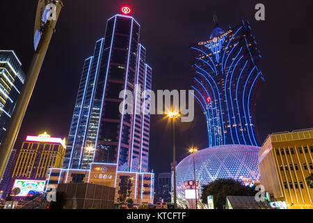 MACAO, CHINE DÉCEMBRE 2012 : le paysage urbain de nuit Casino and Hotel immeuble moderne vue divertissement voyage et de l'économie de Zone péninsule de Macao une forme Banque D'Images