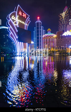 MACAO, CHINE DÉCEMBRE 2012 : le paysage urbain de nuit Casino and Hotel immeuble moderne vue divertissement voyage et de l'économie de Zone péninsule de Macao une forme Banque D'Images