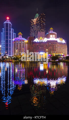 MACAO, CHINE DÉCEMBRE 2012 : le paysage urbain de nuit Casino and Hotel immeuble moderne vue divertissement voyage et de l'économie de Zone péninsule de Macao une forme Banque D'Images