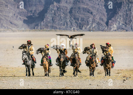 Les chasseurs eagle kazakhs arrivent à cheval pour le Festival Golden Eagle en Mongolie Banque D'Images