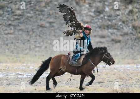 Eagle kazakhs hunter à cheval en compétition au Festival de l'aigle doré en Mongolie Banque D'Images