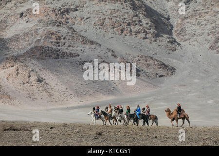 Les chasseurs eagle kazakhs arrivent à cheval pour le Festival Golden Eagle en Mongolie Banque D'Images