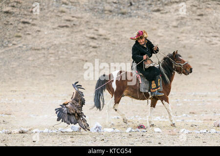 Eagle kazakhs hunter à cheval en compétition au Festival de l'aigle doré en Mongolie Banque D'Images