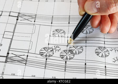 La main de l'architecte avec stylo pointant sur le plan du projet Banque D'Images