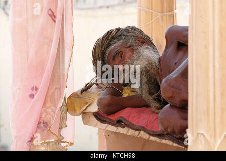 Un saint homme (Sadhu, Saddhu) à les ghats, Pushkar, Rajasthan, Inde Banque D'Images