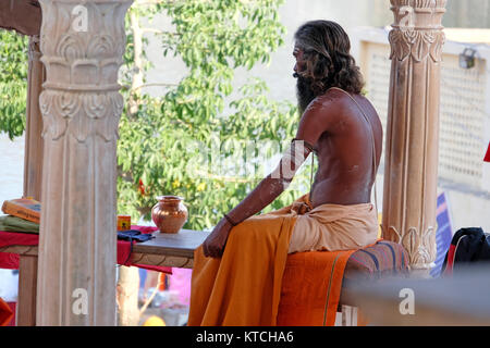 Un saint homme (Sadhu, Saddhu) à les ghats, Pushkar, Rajasthan, Inde Banque D'Images