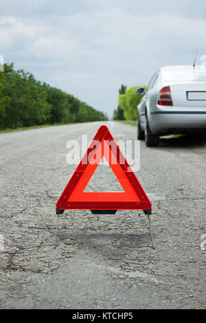 Problèmes avec la voiture et un triangle rouge pour avertir les autres usagers de la route Banque D'Images
