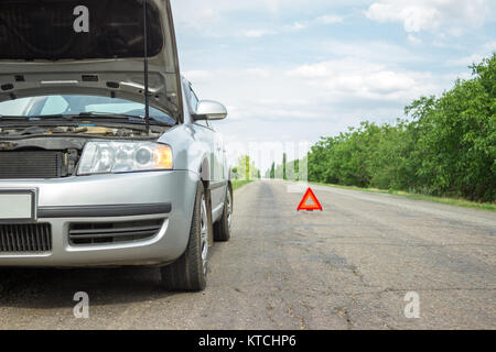 Problèmes avec la voiture et un triangle rouge pour avertir les autres usagers de la route Banque D'Images