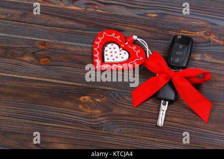 Vue de dessus le jour de père heureux.accessoires avec coeur  rouge,moustache noeud papillon vintage,actuellement,la voiture de clé  rustique sur fond de bois blanc Photo Stock - Alamy