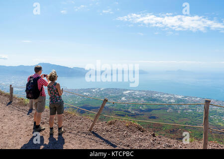 Le couple photographie vue sur la baie de Naples depuis le sommet du mont Vésuve, Naples, Campanie, Italie Banque D'Images