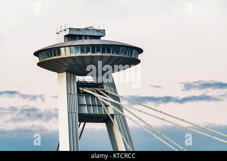 Le SNP, pont est un pont sur le Danube. Une attraction spéciale est l'OVNI restaurant, 80 mètres de haut, Bratislava, Slovaquie, Europe Banque D'Images