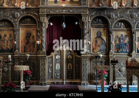 L'iconostase avec des icônes et des peintures religieuses à l'intérieur de la cathédrale grecque melkite catholique de l'Annonciation de la vierge ou simplement église Notre Dame de l'Annonciation qui est le siège du Patriarcat melkite catholique d'Antioche et de tout l'est situé dans le quartier chrétien de la vieille ville, Jérusalem Est, Israël Banque D'Images