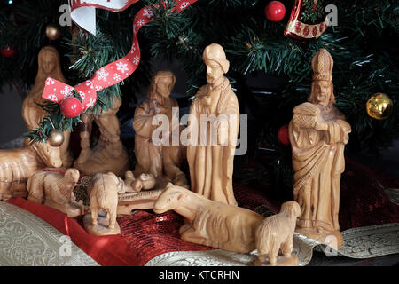 Décoré d'une scène de la nativité représentant la naissance de Jésus la décoration d'un arbre de Noël dans un hospice chrétien dans la vieille ville de Jérusalem-Est Israël Banque D'Images