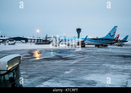 Boeing 737-800 de TUI, à mine Kittila Airport, Laponie, Finlande, avec la neige sur la piste. Banque D'Images