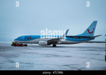 Boeing 737-800 de TUI, à mine Kittila Airport, Laponie, Finlande, avec la neige sur la piste. Banque D'Images