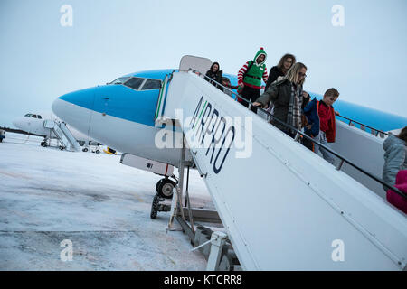 Boeing 737-800 de TUI, à mine Kittila Airport, Laponie, Finlande, avec la neige sur la piste. Banque D'Images