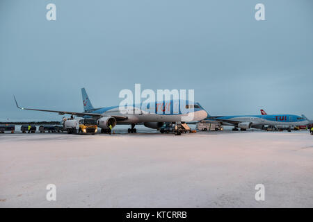 Boeing 737-800 de TUI, à mine Kittila Airport, Laponie, Finlande, avec la neige sur la piste. Banque D'Images