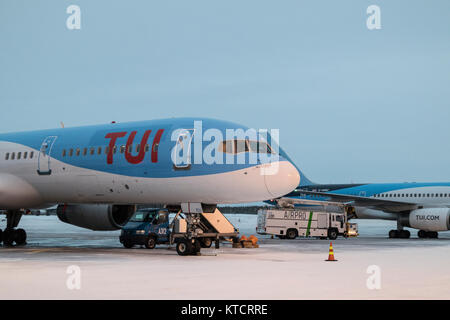 Boeing 737-800 de TUI, à mine Kittila Airport, Laponie, Finlande, avec la neige sur la piste. Banque D'Images