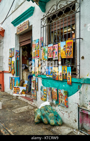 Petite boutique de peintures sur la fenêtre en façades typiques de Cartagena de Indias, Colombie, Amérique du Sud Banque D'Images