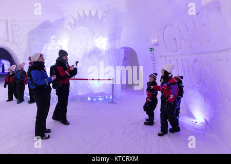 Les touristes à la Game of thrones sculptures de glace chambre dans le Village des Neiges, propriété de Laponie Hôtels à mine Kittila Laponie, en Finlande Banque D'Images