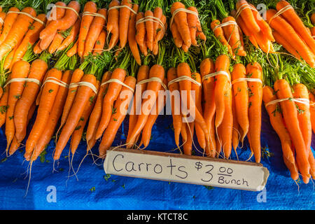 Des carottes pour la vente à l'étal d'un vendeur au Santa Barbara marché de producteurs de légumes. La carotte (Daucus carota subsp. sativus) est un légume-racine, u Banque D'Images