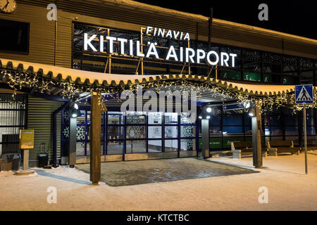 Nuit à l'extérieur de l'aéroport, Levintie mine Kittila, Helsinki, Finlande, prises à Noël 2017 Banque D'Images