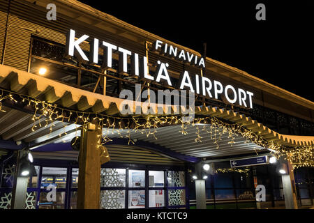 Nuit à l'extérieur de l'aéroport, Levintie mine Kittila, Helsinki, Finlande, prises à Noël 2017 Banque D'Images