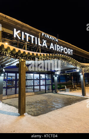 Nuit à l'extérieur de l'aéroport, Levintie mine Kittila, Helsinki, Finlande, prises à Noël 2017 Banque D'Images