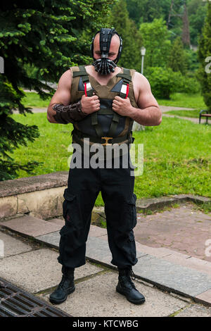 Lviv, Ukraine - Mai 23,2015 : homme habillé dans le style de la strongman effectue au festival cosplay Anicon à Lviv Mai 23,2015 Banque D'Images