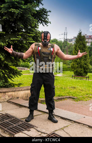 Lviv, Ukraine - Mai 23,2015 : homme habillé dans le style de la strongman effectue au festival cosplay Anicon à Lviv Mai 23,2015 Banque D'Images