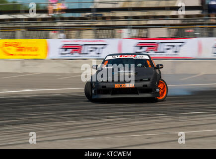 Lviv, Ukraine - juin 6, 2015 : Pas de cavalier sur la marque automobile Nissan surmonte la piste dans le championnat d'Ukraine à Lviv en dérive. Banque D'Images