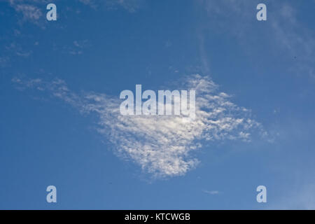 Soft blanc moelleux cirrocumulus nuages sur un fond de ciel bleu Banque D'Images