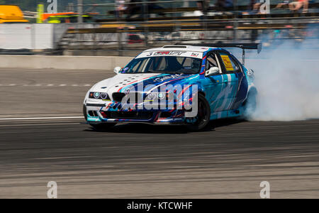 Lviv, Ukraine - juin 6, 2015 : Pas de cavalier sur la marque automobile BMW surmonte la piste dans le championnat d'Ukraine à Lviv en dérive. Banque D'Images