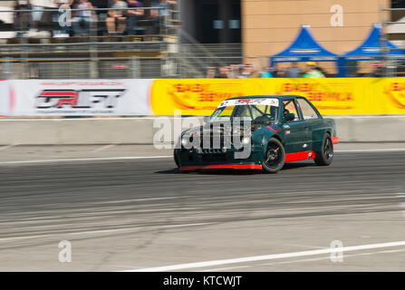 Lviv, Ukraine - juin 6, 2015 : Pas de cavalier sur la marque automobile BMW surmonte la piste dans le championnat d'Ukraine à Lviv en dérive. Banque D'Images