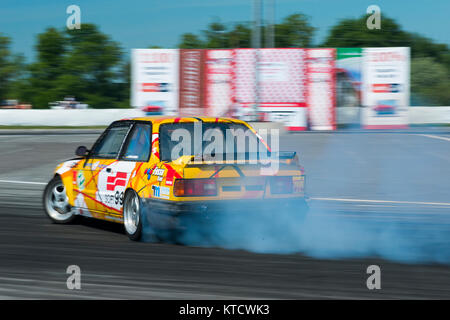 Lviv, Ukraine - juin 7, 2015 : Pas de cavalier sur la marque automobile BMW surmonte la piste dans le championnat d'Ukraine à Lviv en dérive. Banque D'Images