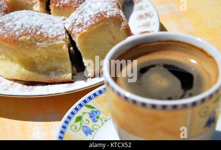 Cuire le gâteau farci et du café. Banque D'Images