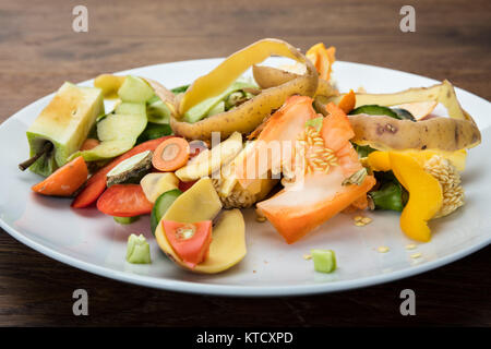 Les épluchures de fruits et légumes sur la plaque Banque D'Images