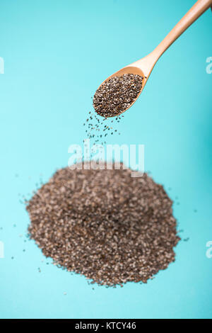 Close-up of ealthy chia seeds dans une cuillère. L'espace du texte. Banque D'Images