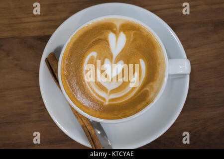 Avec Café Latte Art sur table en bois Banque D'Images