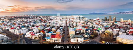 Panorama de l'antenne du centre-ville de Reykjavik au coucher du soleil avec ses maisons colorées et des rues commerciales Banque D'Images