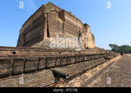 Le Stupa inachevé Mingun Pahtodawgyi (de), alias le plus grand tas de briques, a été laissé incomplet par le roi Bodawpaya pour empêcher qu'une prophétie défavorable Banque D'Images