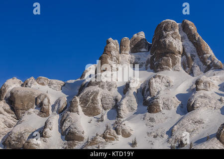 Haut de la montagne en hiver, les montagnes Ciucas, Roumanie Banque D'Images