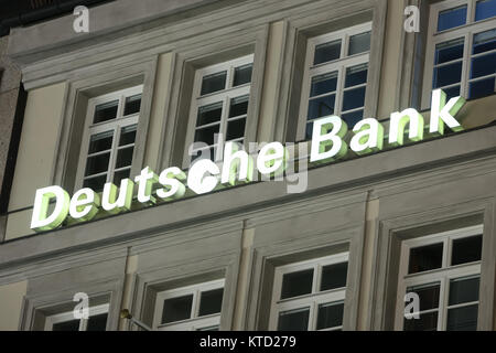 MUNICH, ALLEMAGNE - le 11 décembre 2017 : Close up of Deutsche bank logo sur un bâtiment la nuit à Munich, Allemagne. Banque D'Images