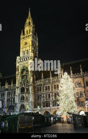 MUNICH, ALLEMAGNE - le 11 décembre 2017 : Le point de vue de la décoration Sapin Noël et le nouvel hôtel de ville sur la Marienplatz, la nuit à Munich, Germ Banque D'Images